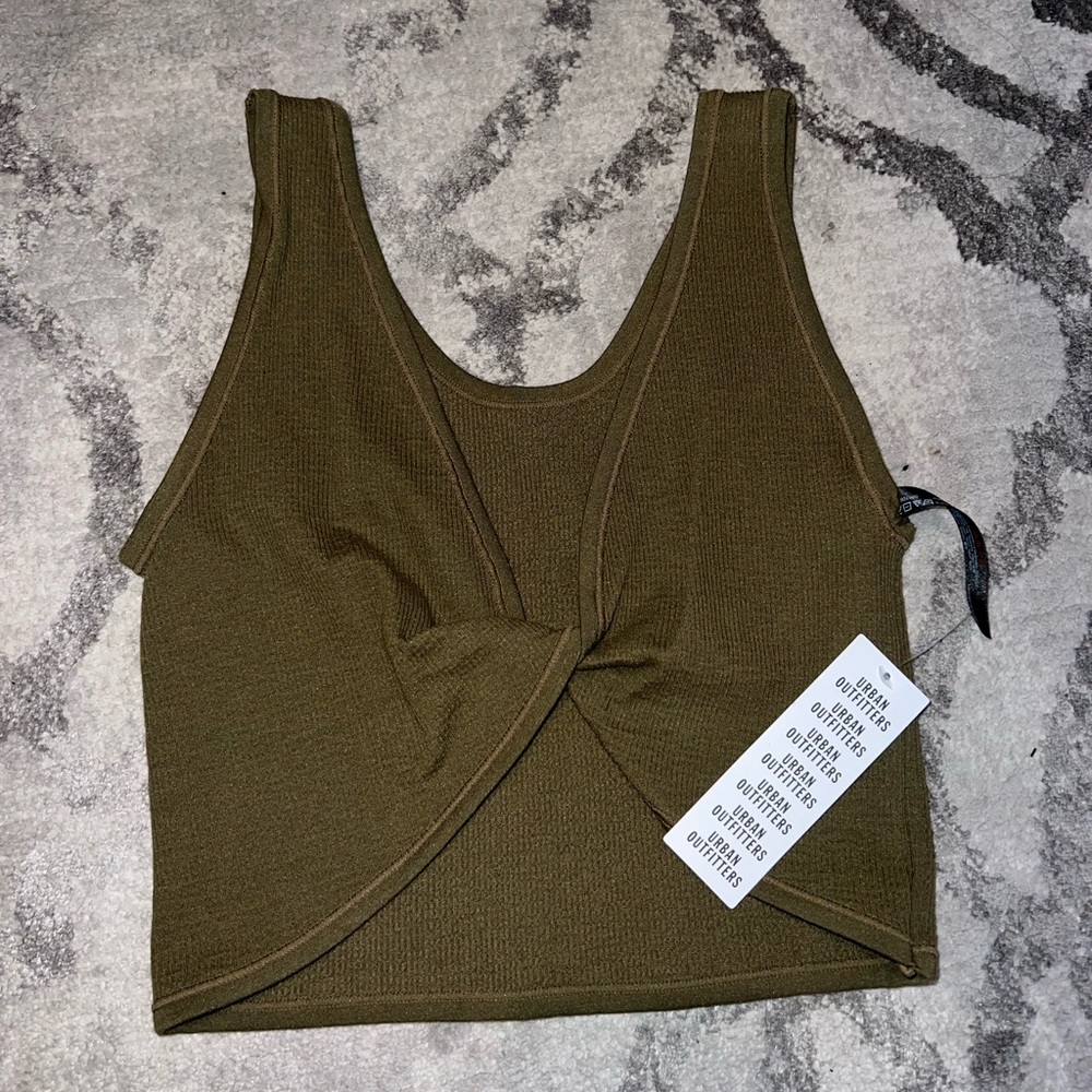URBAN OUTFITTERS twist crop top !